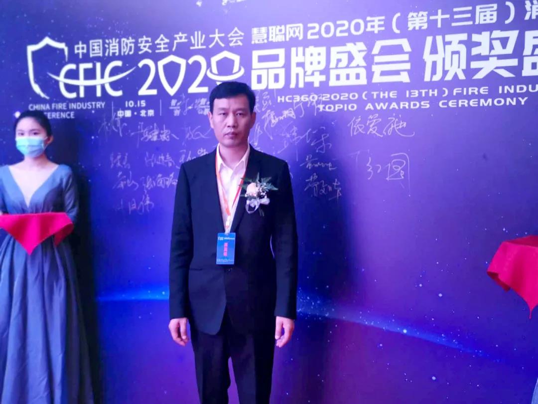 刘彦伟总经理 现场签名合影