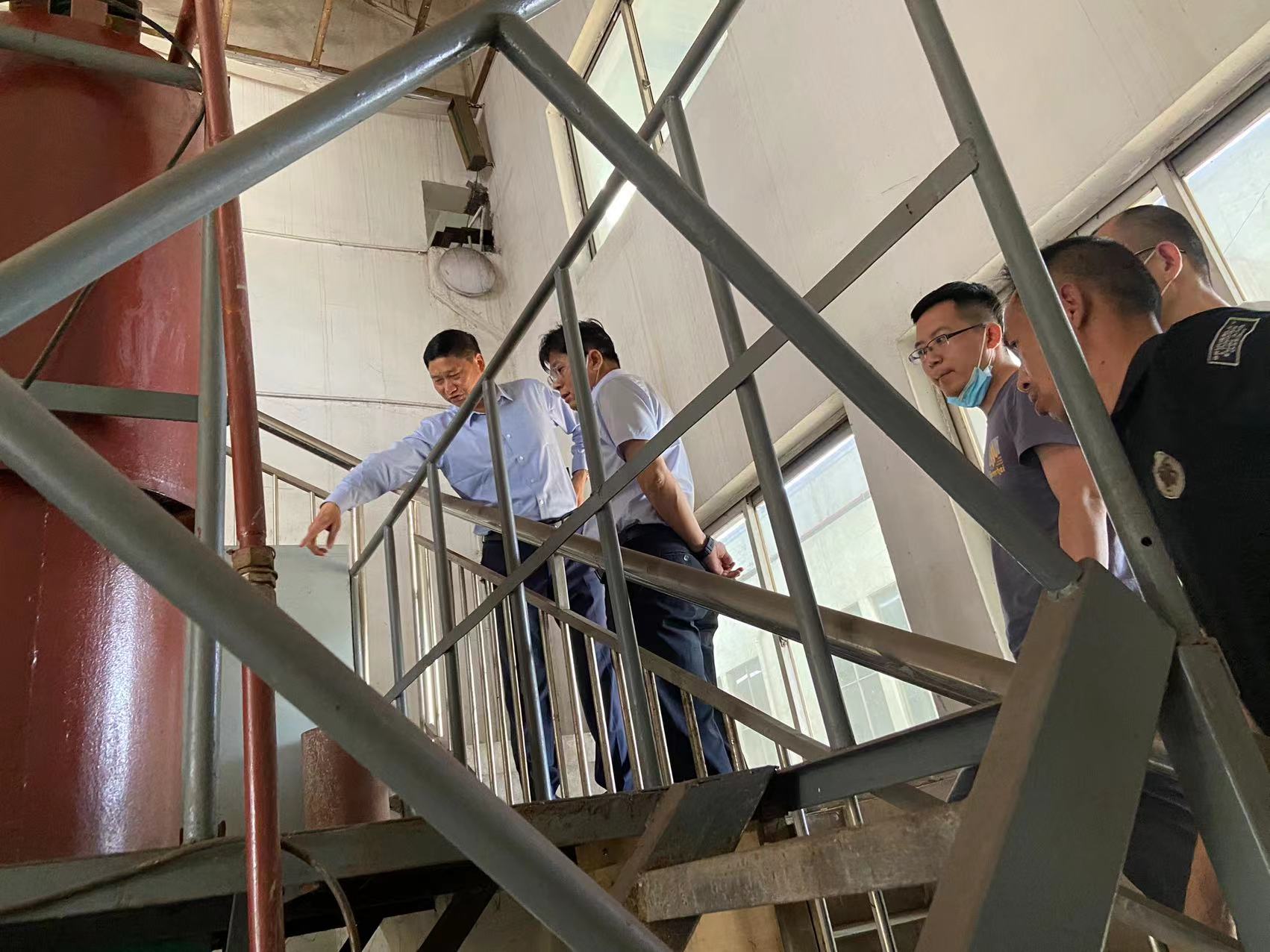 揚州新中瑞領導陪同中金匯金領導考察斜板振動濃密機使用機械.jpg