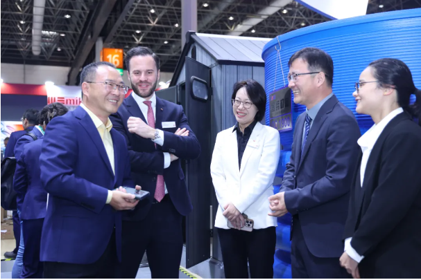 中國駐杜塞爾多夫總領事及杜塞爾多夫展覽會總經理一行來金緯展臺參觀指導 中國駐杜塞爾多夫總領事及杜塞爾多夫展覽會總經理一行來金緯展臺參觀指導