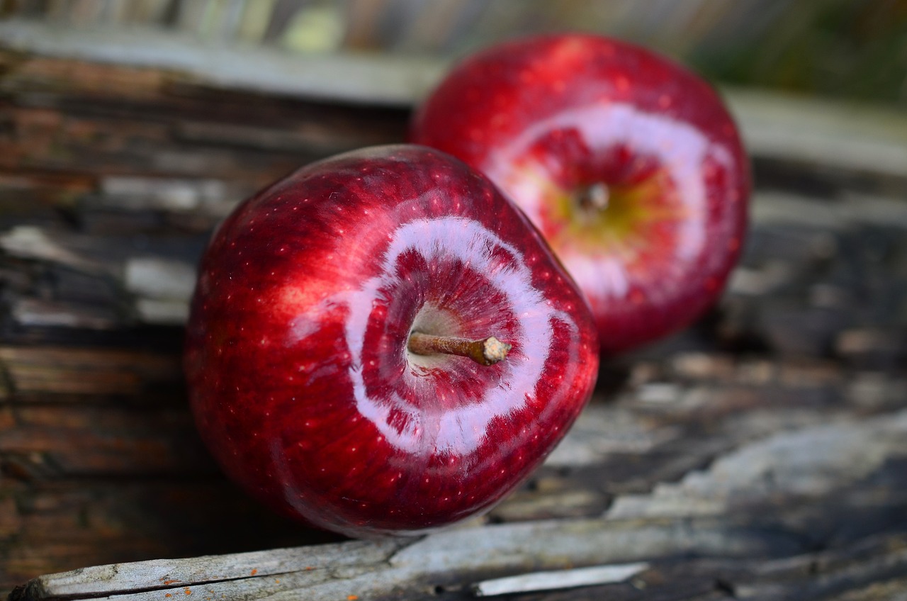 //cdn.pixabay.com/photo/2015/03/06/14/04/apples-661726_1280.jpg