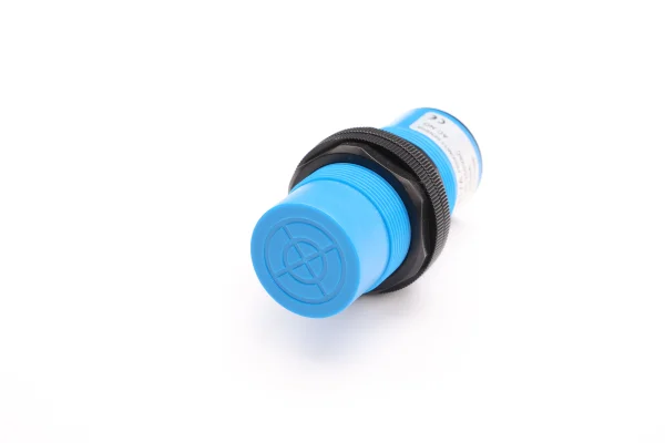 靠近开关电感式LM35