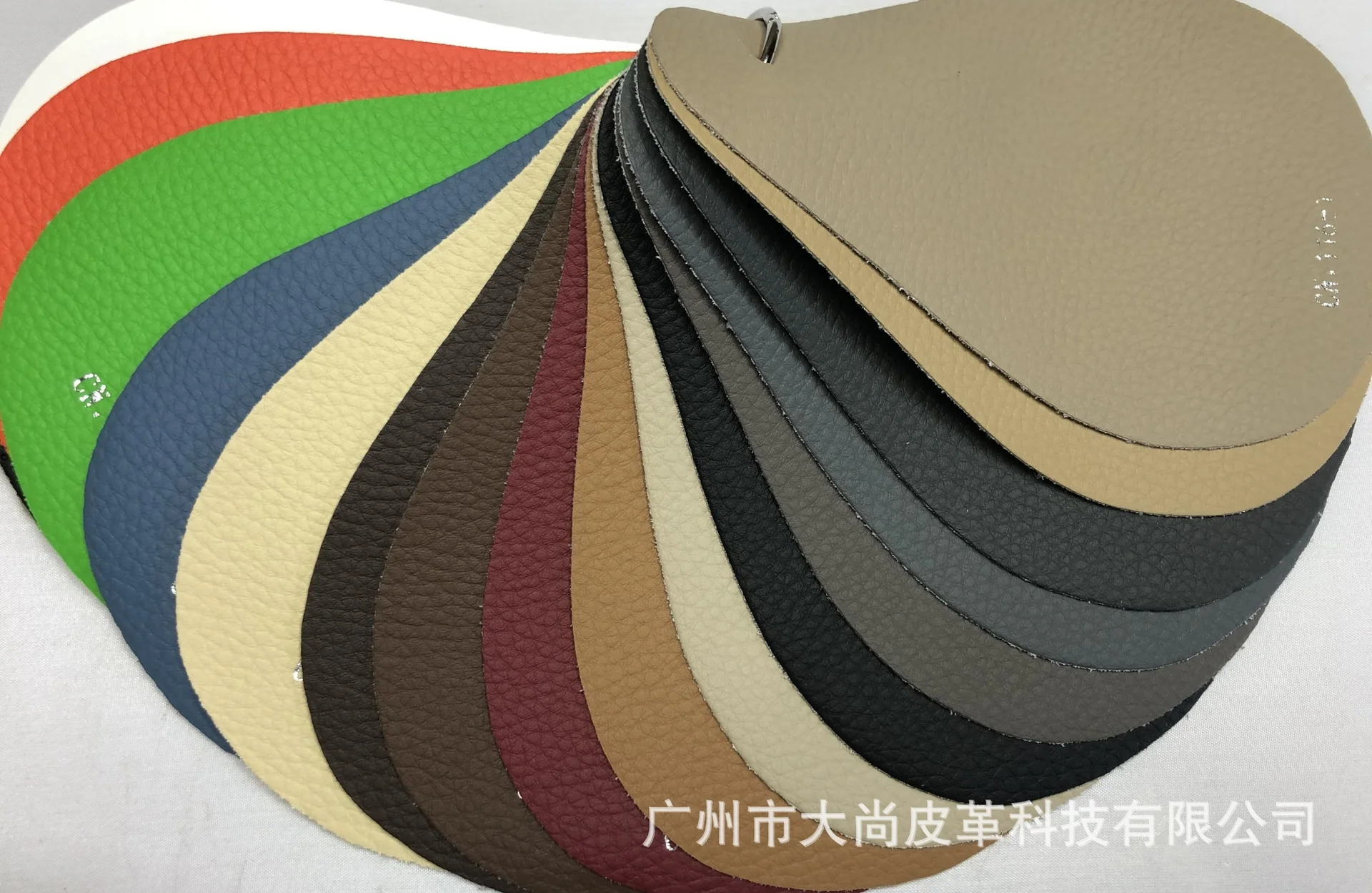 Leather that complies with Italy's CLASSE 1 fire safety standard