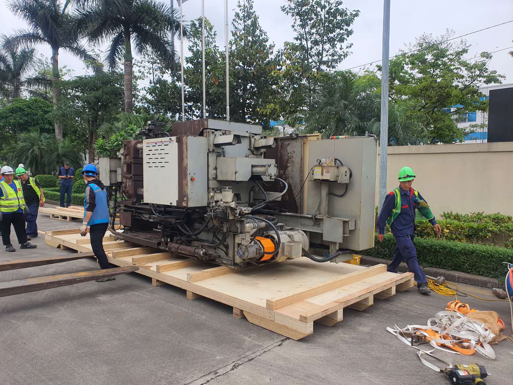 壓鑄機卸車搬運現場 壓鑄機卸車搬運現場