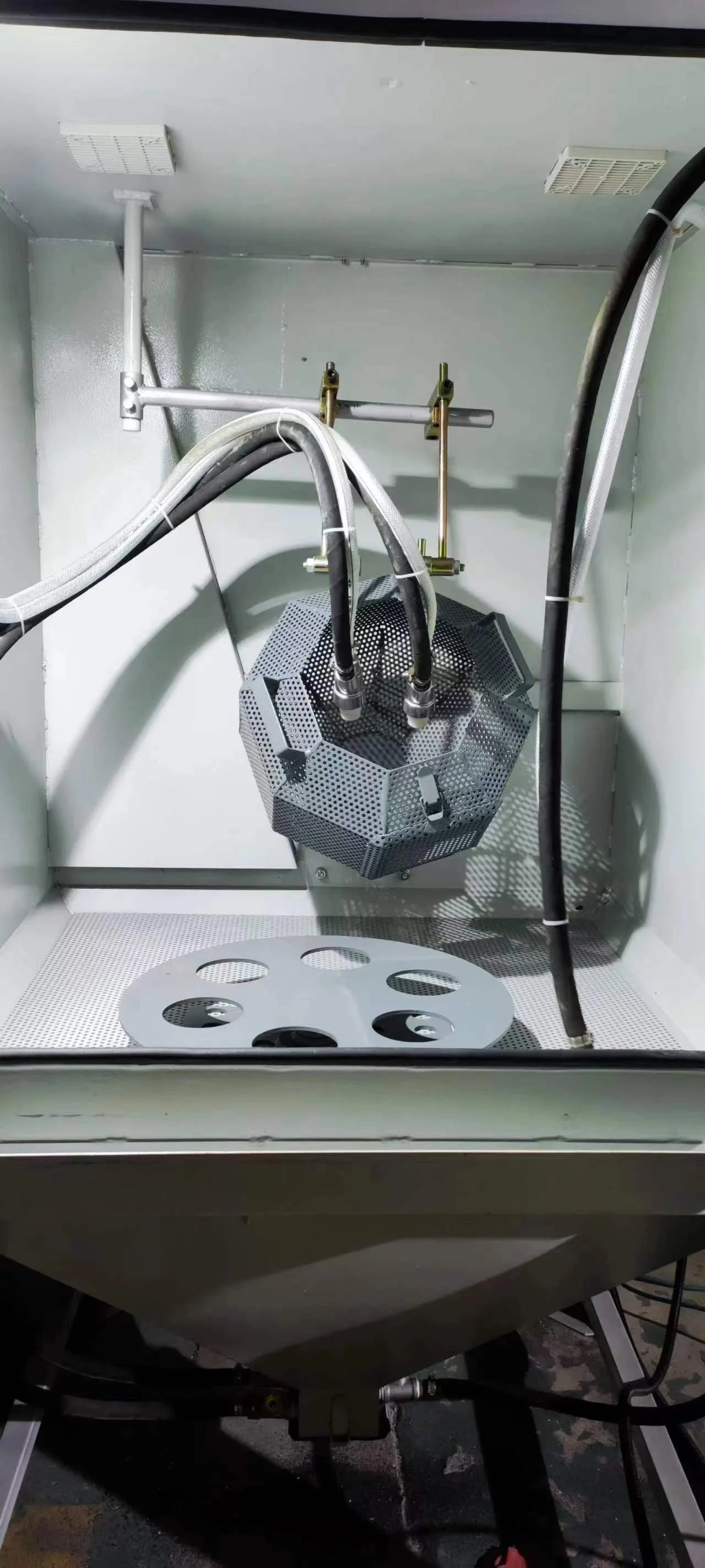  三槍手自一體滾筒（籃）噴砂機，多槍手自動一體滾筒（籃）噴砂機，去批鋒噴砂機，塑膠電木去批鋒