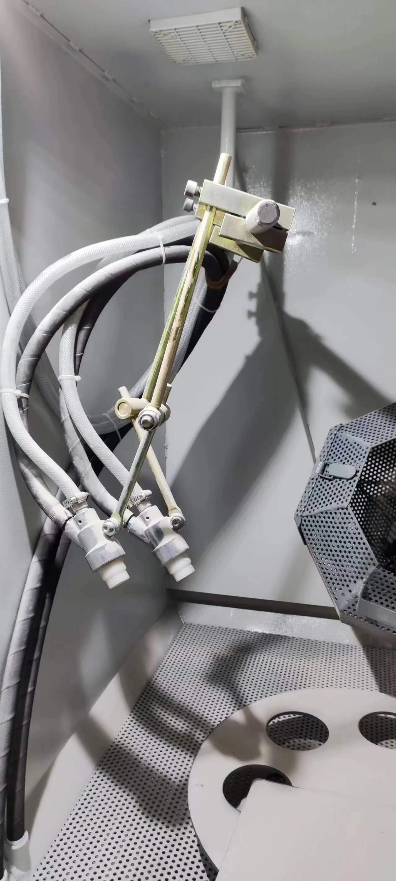  三槍手自一體滾筒（籃）噴砂機，多槍手自動一體滾筒（籃）噴砂機，去批鋒噴砂機，塑膠電木去批鋒