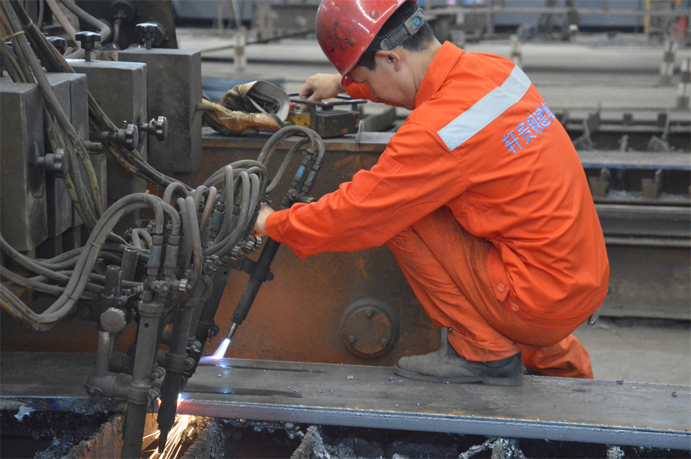 在贵州钢结构加工应该注意构件制作流程与细节!贵州轩贵钢建(集团)分享.
