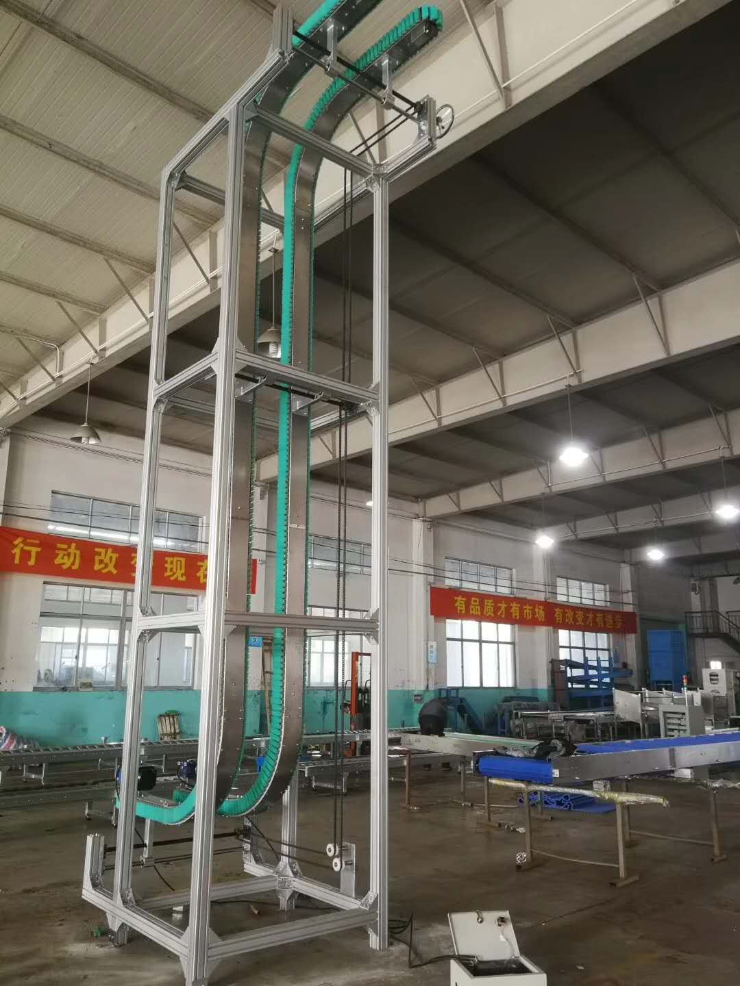 食用油生產(chǎn)行業(yè)夾瓶機的應用