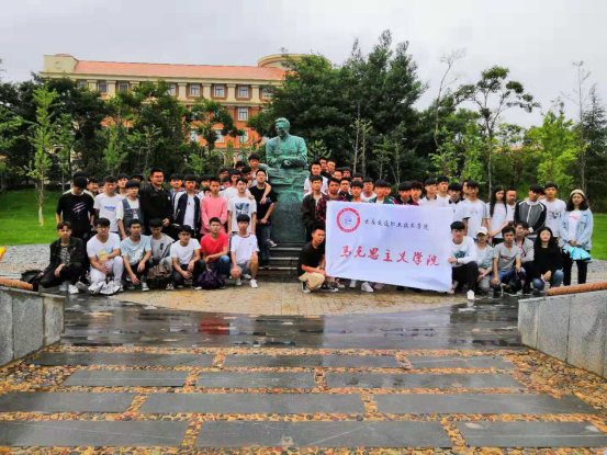 走進(jìn)“云南大學(xué)艾思奇與馬克思主義大眾化展廳”