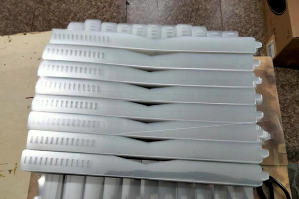 可調(diào)節(jié)式塑料領(lǐng)條機(jī)：襯衫輔料生產(chǎn)的靈活高效之選