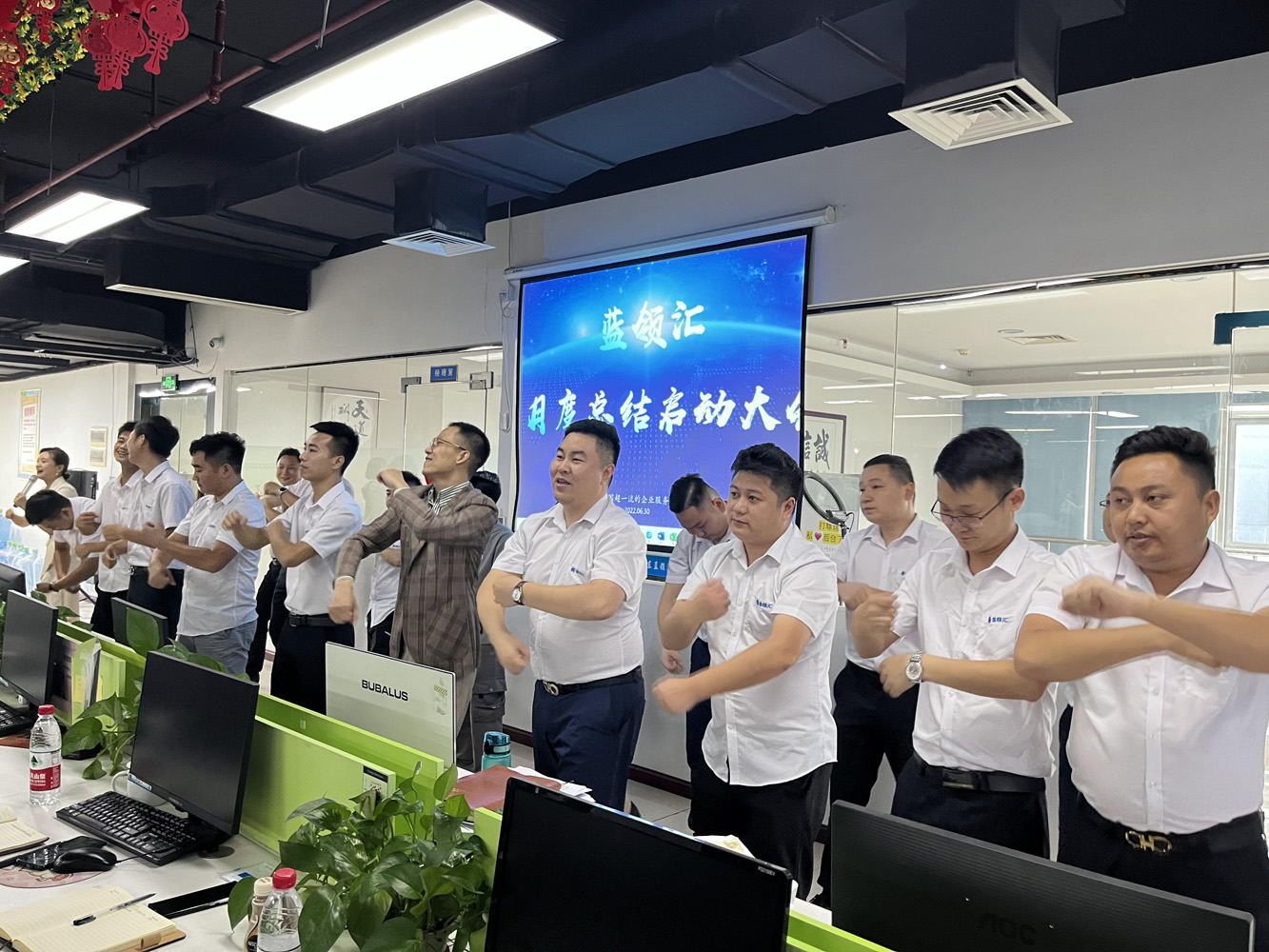 跳舞熱身老板2.jpg 跳舞熱身老板2.jpg