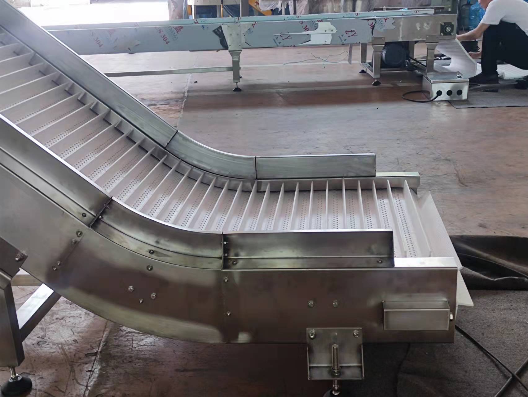 爬坡鏈板輸送線 (4).jpg