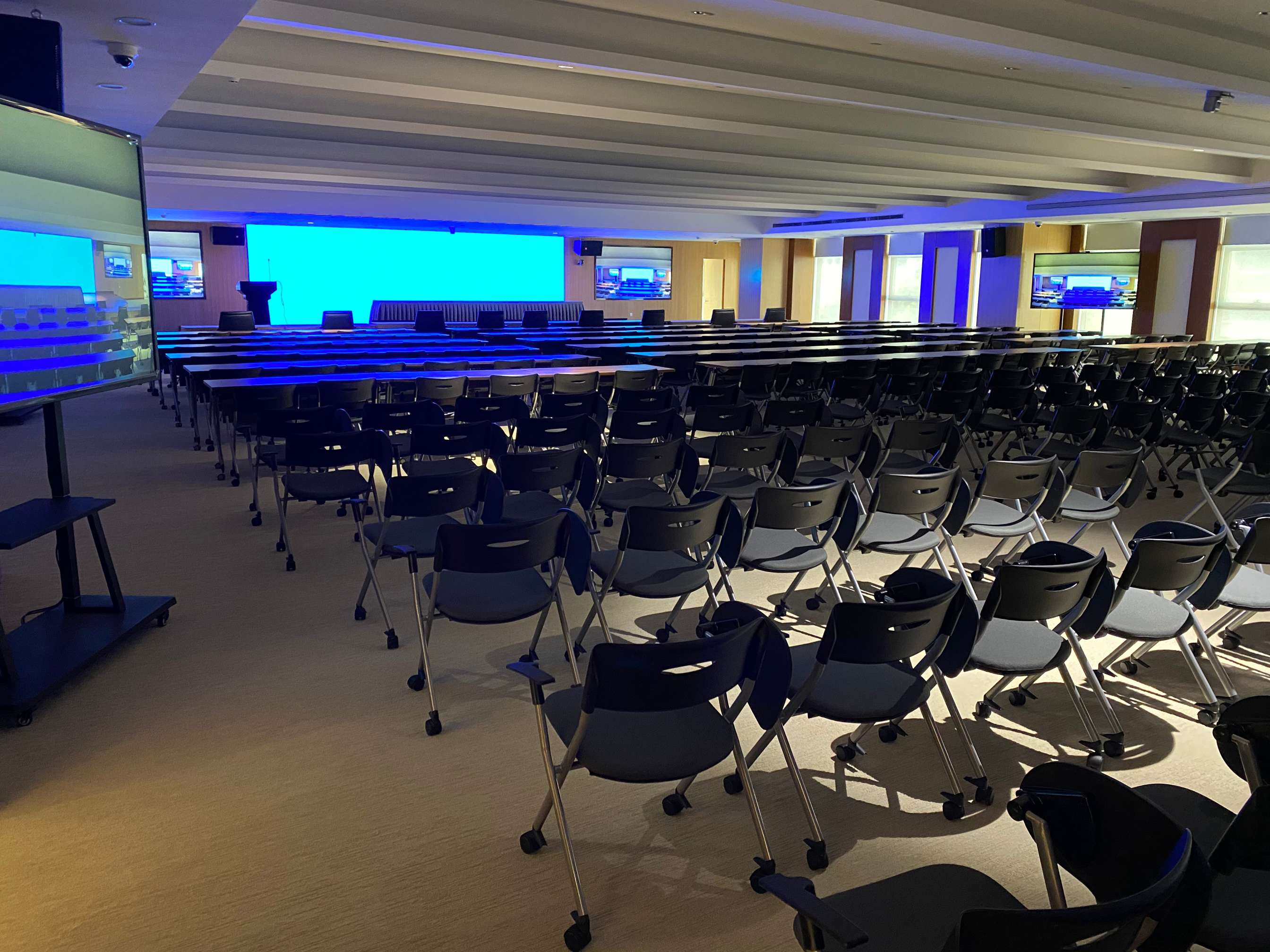 中信銀行大廈2樓會議廳采用了睿觀博矩陣和網(wǎng)傳