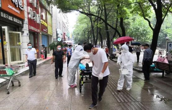 武漢臨床學(xué)院博士生吳亦凡暖心救人，砂紋粉小編：好樣的！