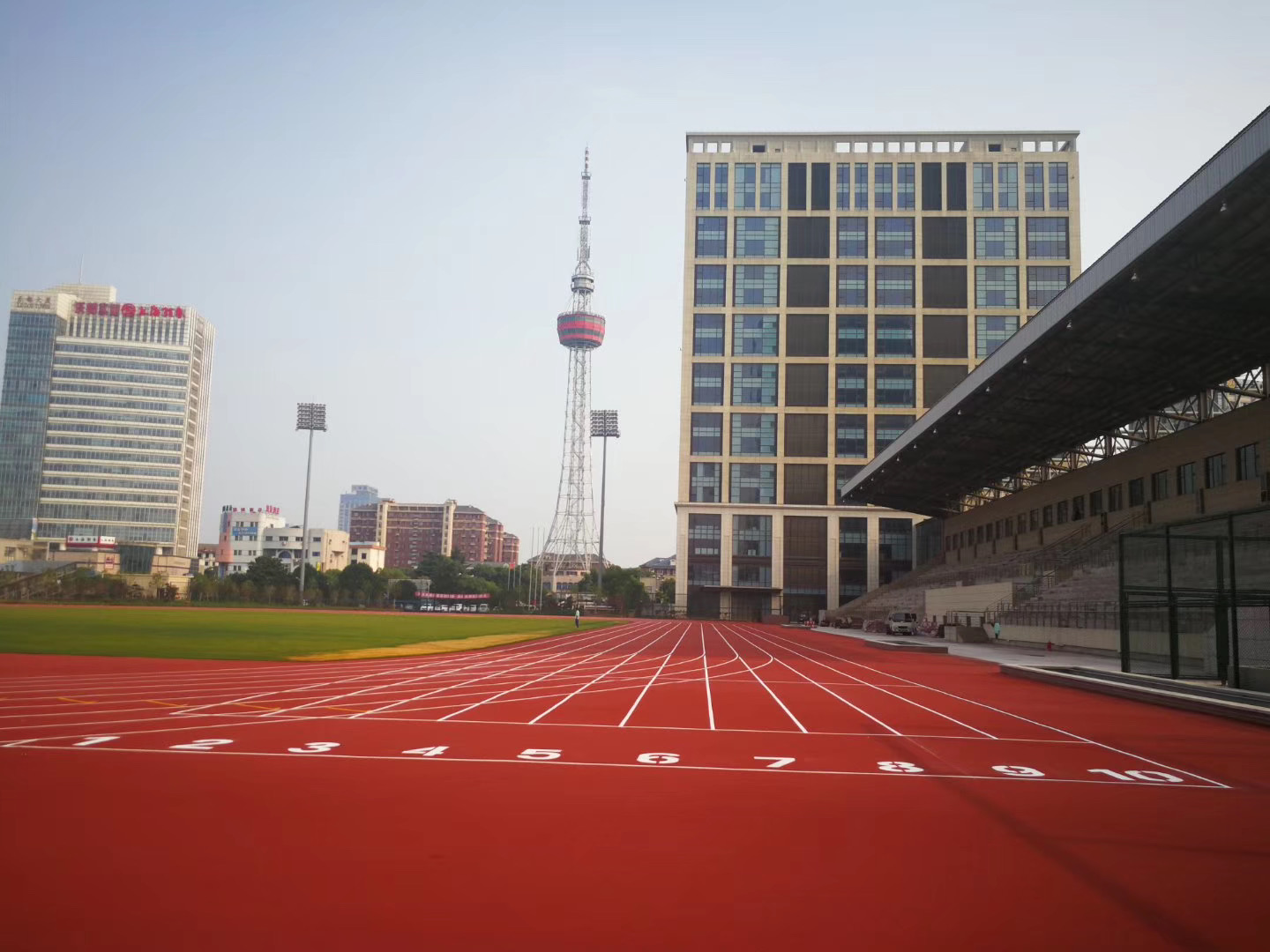 全塑型自结纹跑道施工.jpg
