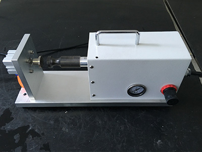 一種鎧裝電纜或熱電偶礦物絕緣粉填充物振粉清粉的利器--超聲波鎧裝電纜熱電偶清粉機(jī)