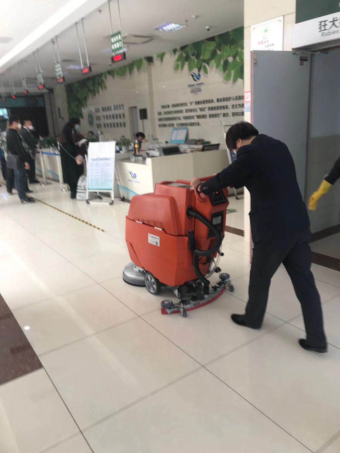 企業(yè)怎么選擇一款好用的洗地機(jī)呢？