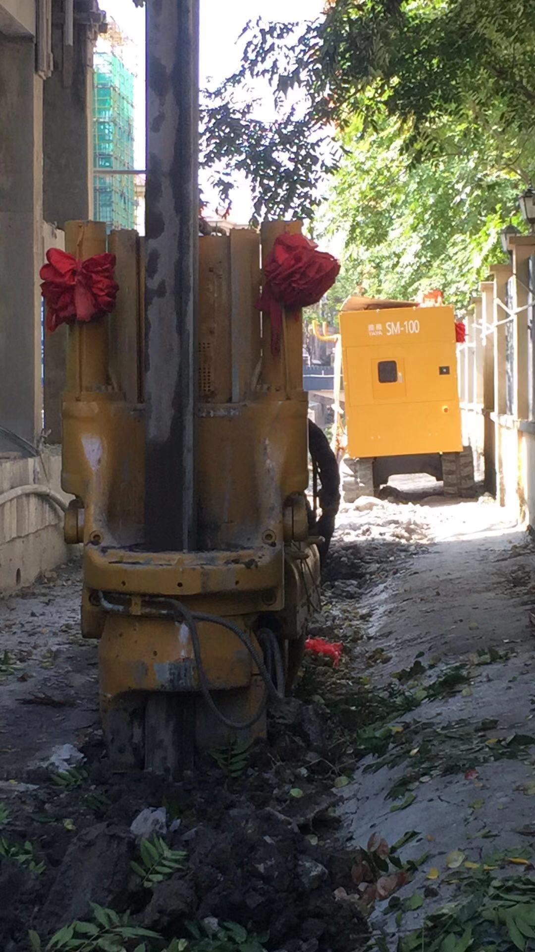 靜壓植樁機(jī)運(yùn)用于狹小空間施工 靜壓植樁機(jī)運(yùn)用于狹小空間施工