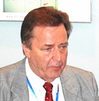 原德國阿爾派公司工藝部總工程師，國際知名粉體專家。1991年成立IVA-GmbH, 任總經理?？氯R徹莫先生以其高超的技術和精湛的工藝活躍于國際粉體舞臺，為世界幾十個國家提供了百余條各類粉體的生產線，成為國際粉體大鱷爭相收購的目標。由于過度勞累，不幸于2011年10月逝世?？氯R徹莫先生不僅為上海益非亞帶來了積極敬業(yè)的精神財富，同時留下了豐厚的知識和實踐經驗，培養(yǎng)和鍛煉了益非亞的技術人員。