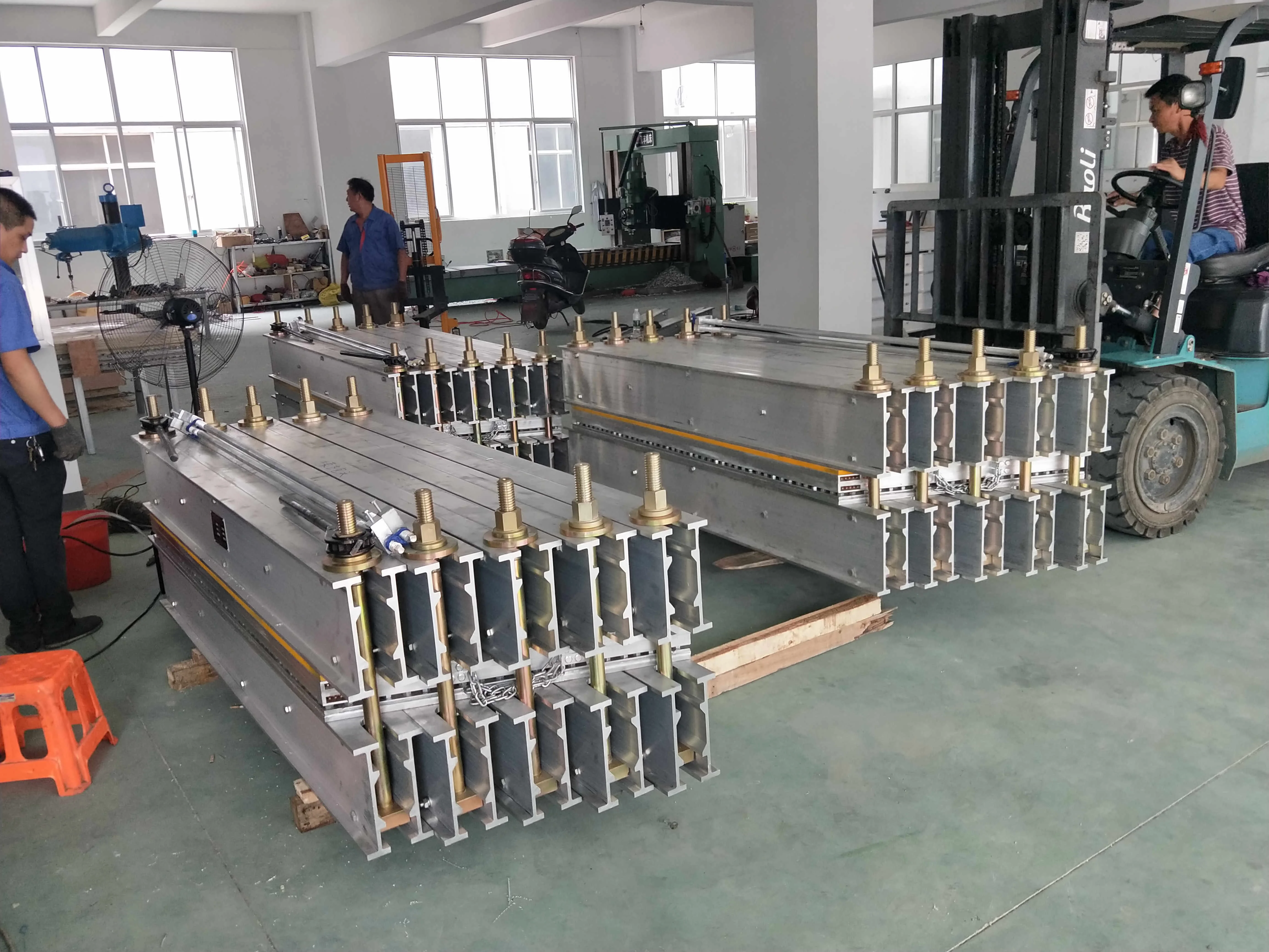 淺談對(duì)于膠帶硫化機(jī)壓力的選擇