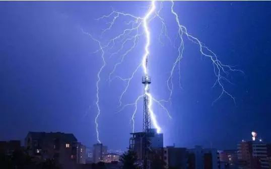 下雨天，電動汽車可以放心充電嗎？.png