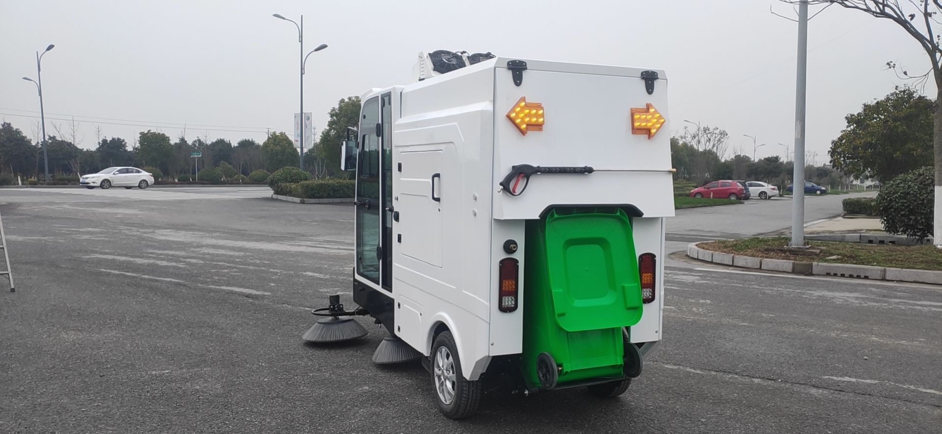 KJ-240GT型全关闭（挂桶式）清扫车