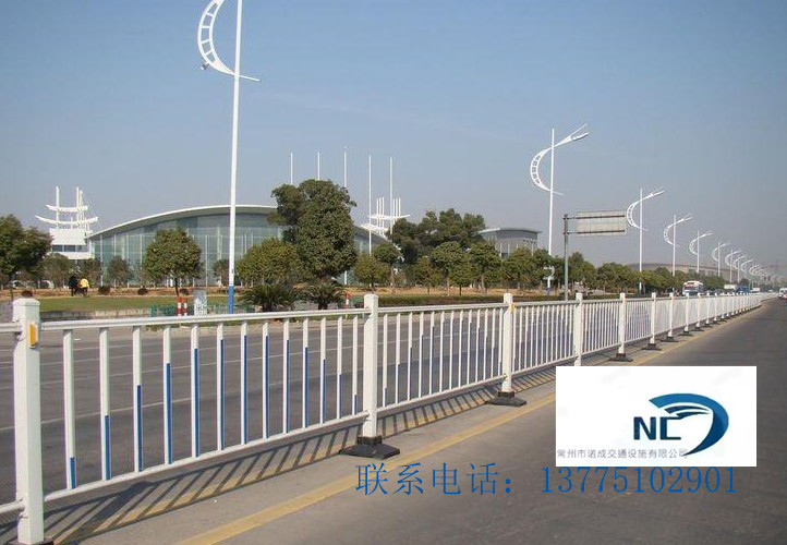 中心護(hù)欄.jpg