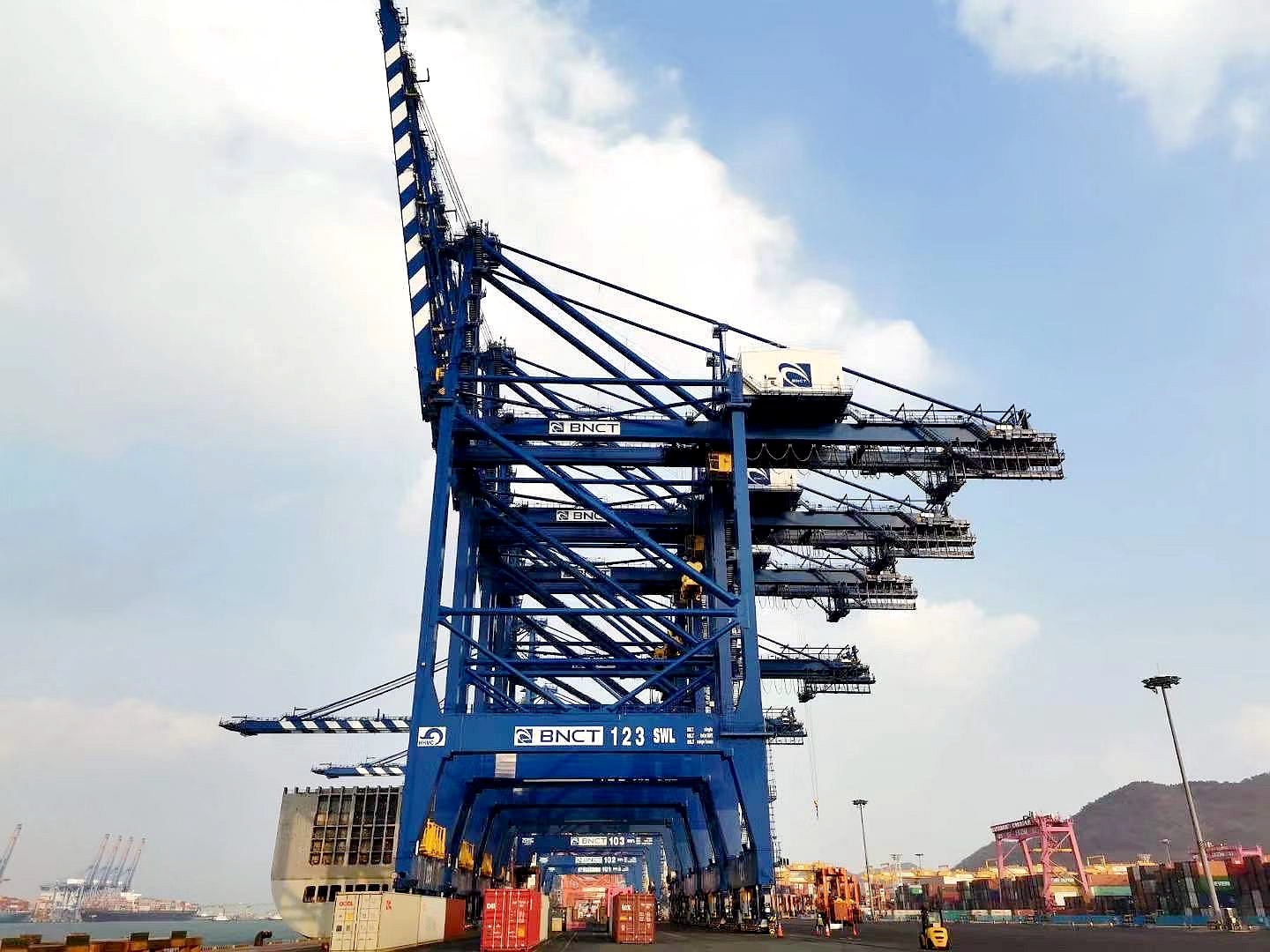 韓國(guó)岸橋項(xiàng)目空氣系統(tǒng)