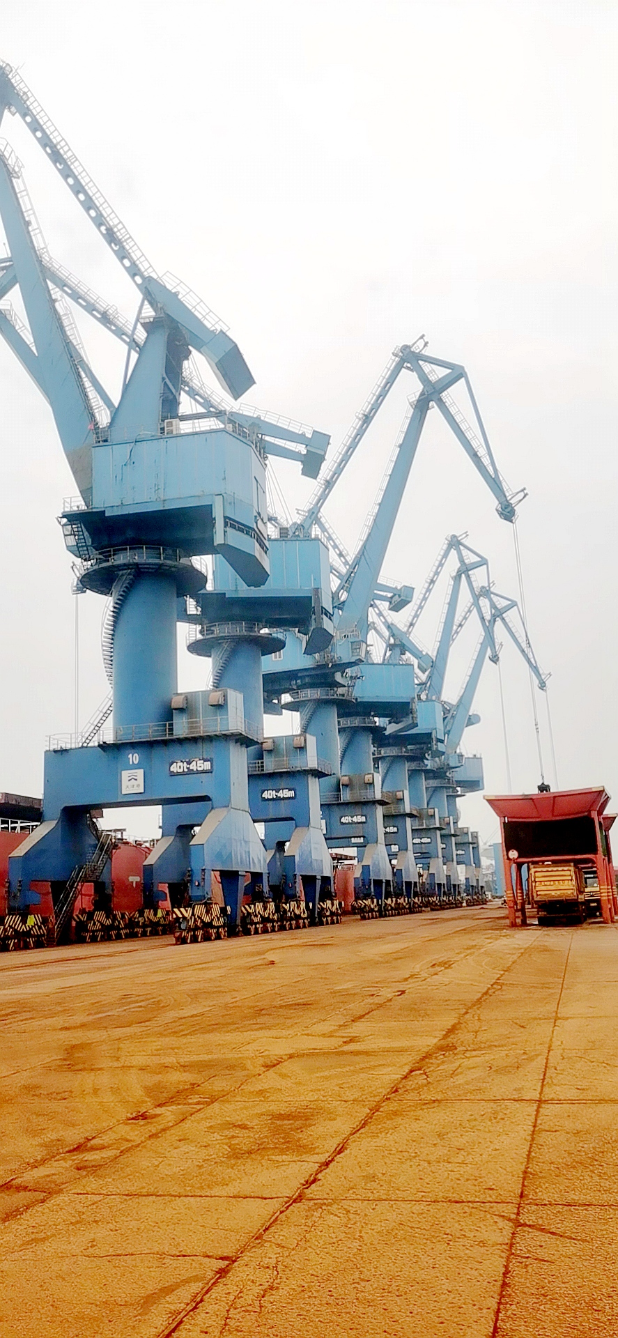 天津遠(yuǎn)航礦石碼頭門機(jī)潤(rùn)滑系統(tǒng)