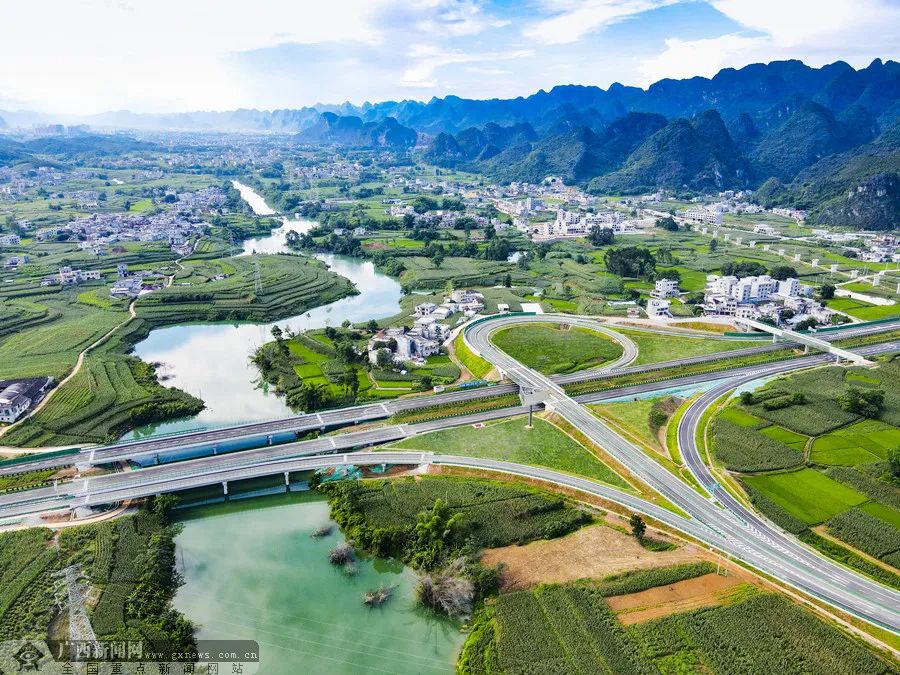 廣西賀州至巴馬高速公路（都安至馬山段）.jpg