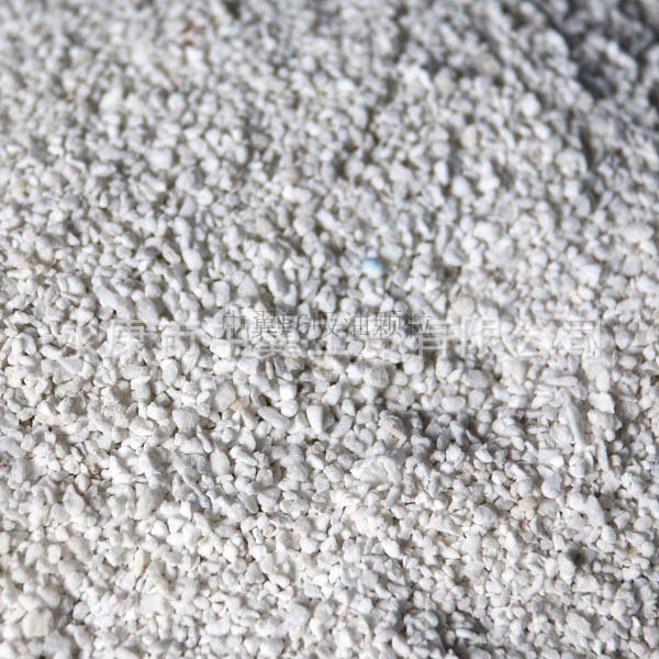 大貨車途徑路面街心 落下“鐵疙瘩”流出大片油污