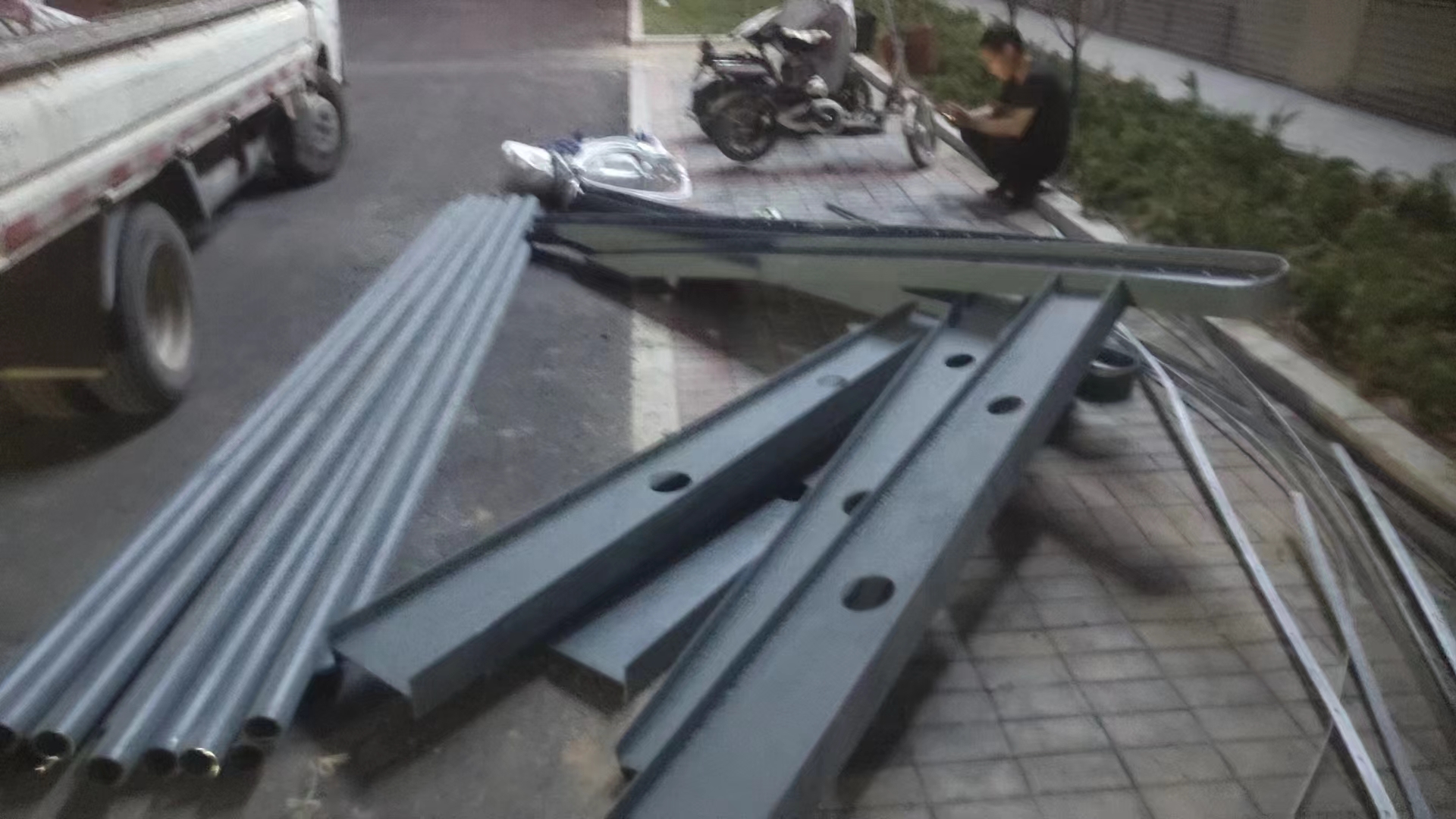 盛中達-車棚膜結構-材料入場