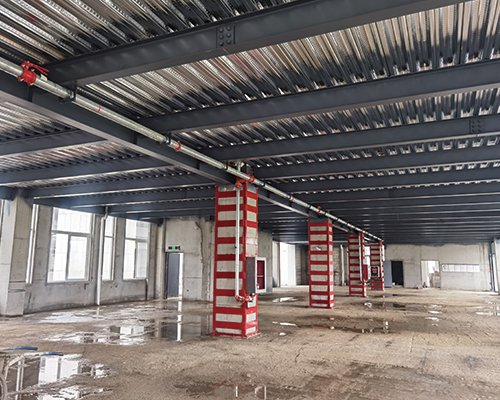 中柱包鋼式夾層