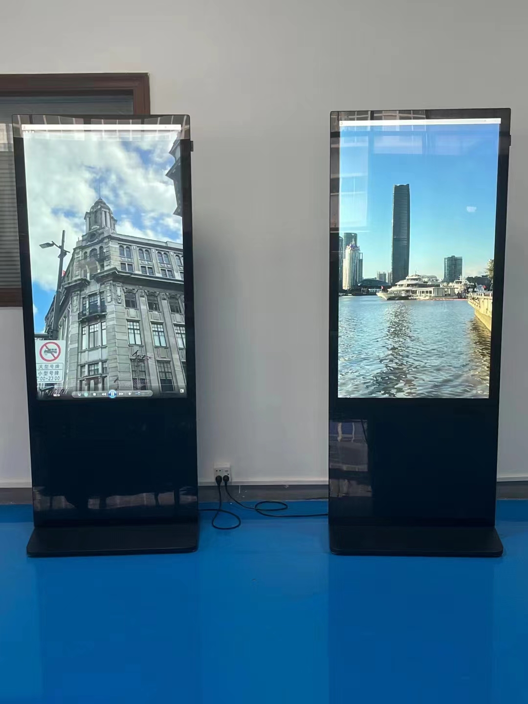 福田某酒店立式廣告機(jī)