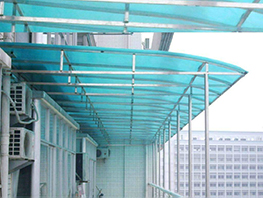 湖藍色陽光板雨棚