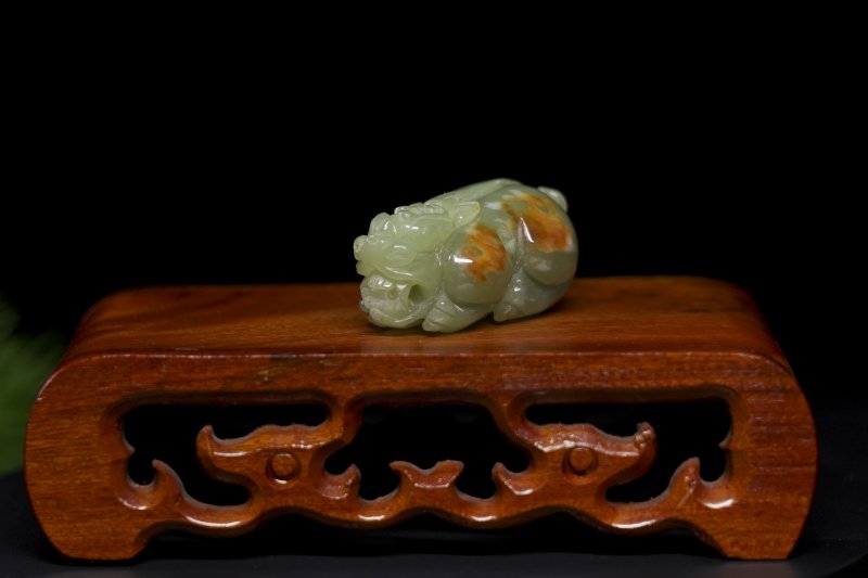 天然青白和田玉約830g 貔貅親子同心手彫り 一つ玉石一刀彫 黄楊WWFT074 天然青白和田玉約830g 貔貅親子同心手彫り 一つ玉石一刀彫 黄楊