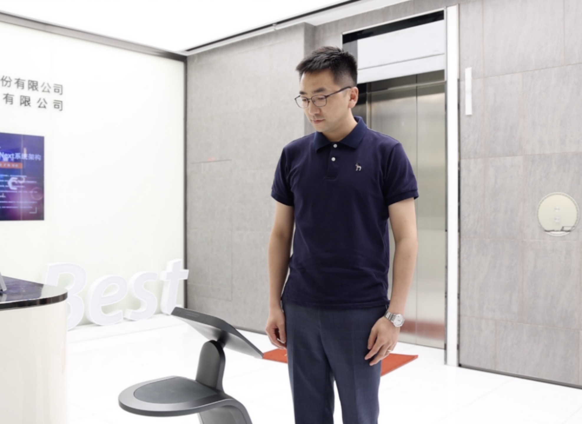 企業(yè)前臺越來越難招，有何解決之法？當然是機器人前臺!