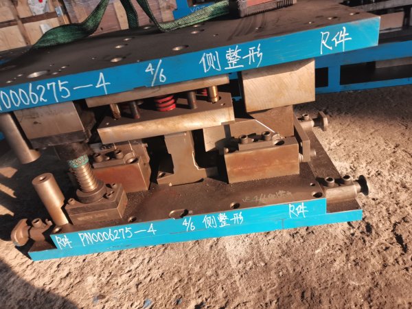 電動后腳架模具
