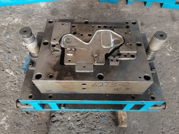 電動后腳架模具