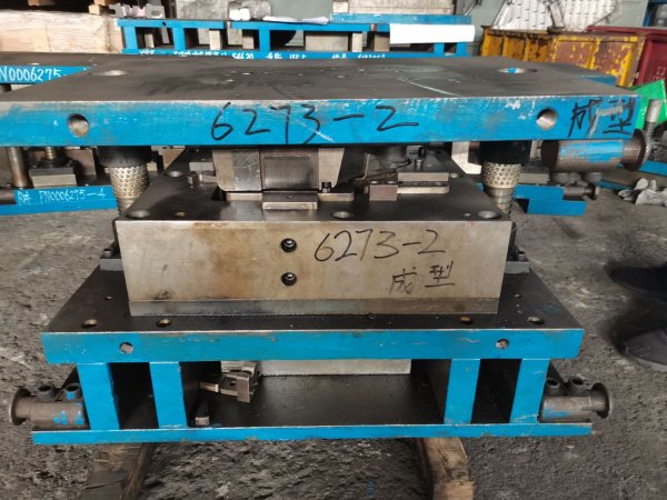電動后腳架模具