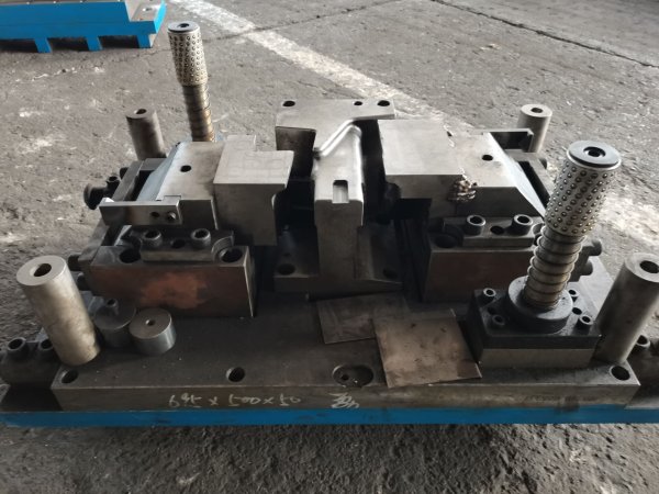 電動后腳架模具