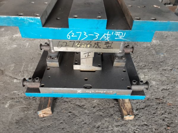 電動后腳架模具