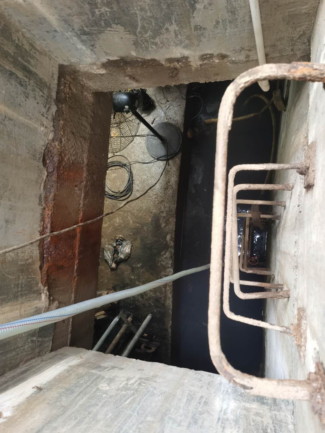 廣州番禺-小區(qū)生活污水整改項(xiàng)目-以前的地下室防水沒做好，潮濕得很.jpg