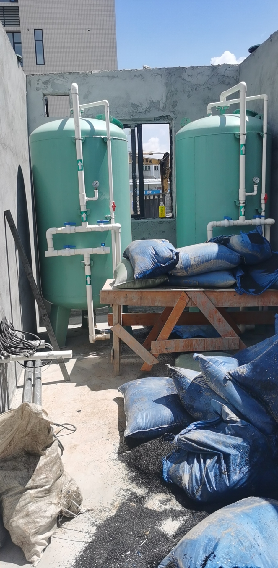 惠州醫(yī)療廢水項目-裝砂裝碳的苦力活.jpg