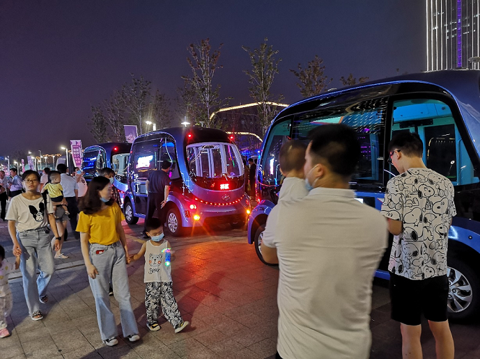 自动驾驶编队承担苏州夜市经济发布活动的自动驾驶试乘体验