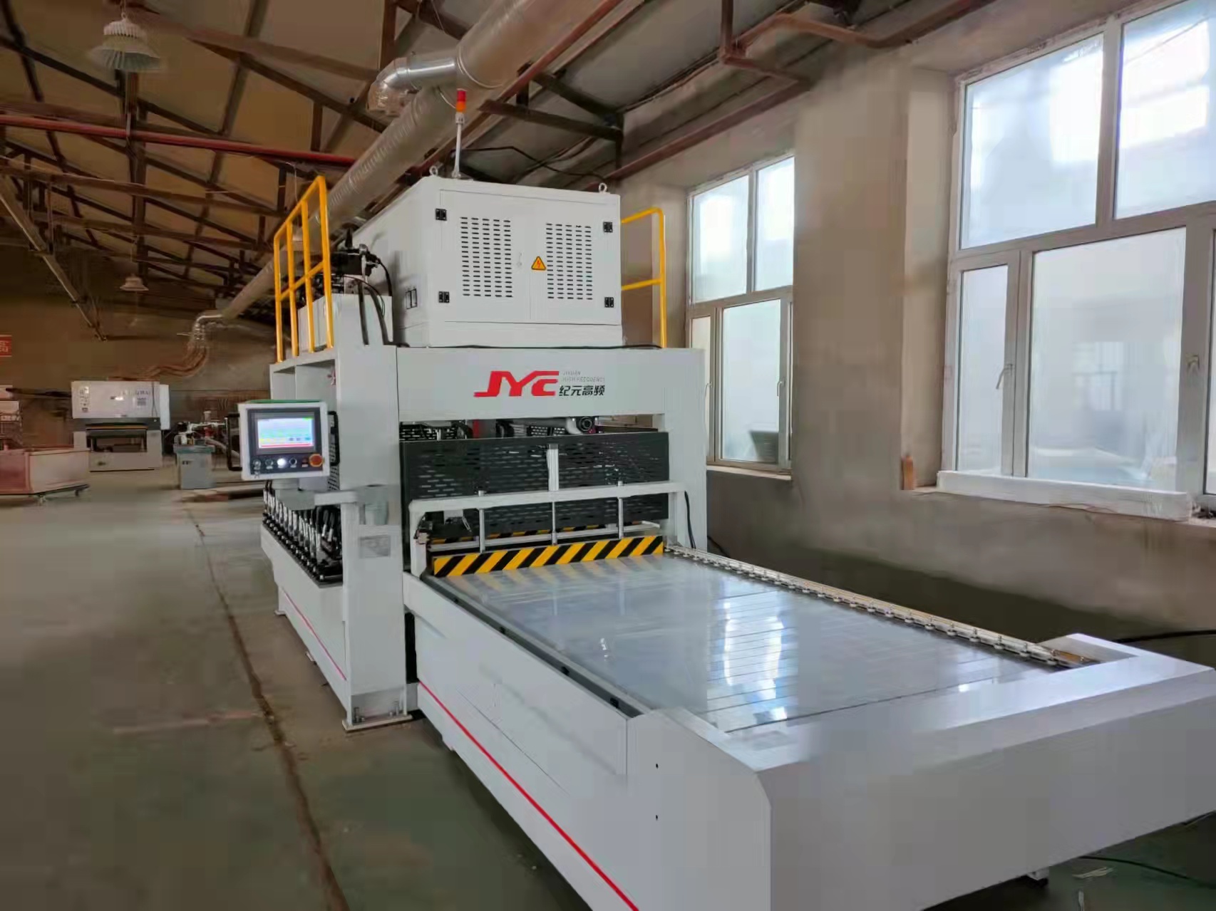 鸿鹏木业-高频拼板机-应用现场