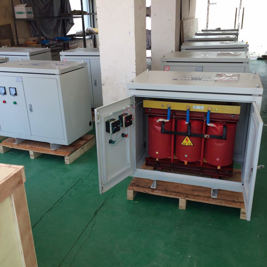 三相變壓器440v變380v
