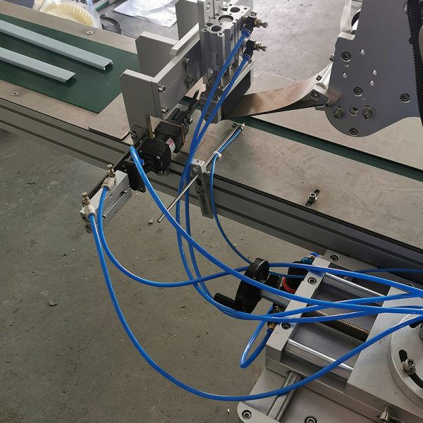 汽車排水管海綿貼標(biāo)機(jī)