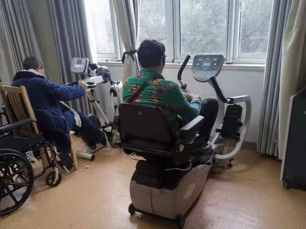 四肢聯(lián)動(dòng)康復(fù)訓(xùn)練器系列1