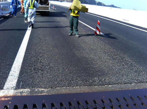 路面防結(jié)冰處理