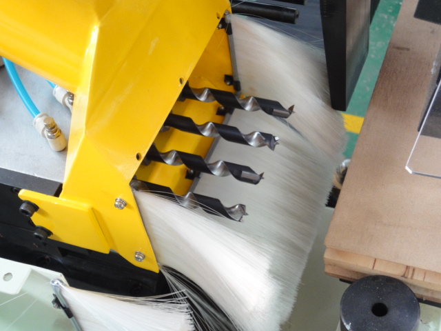 側鉆為自動四鉆轉軸箱Automatic 4-Axis Drilling Unit at side drilling.jpg
